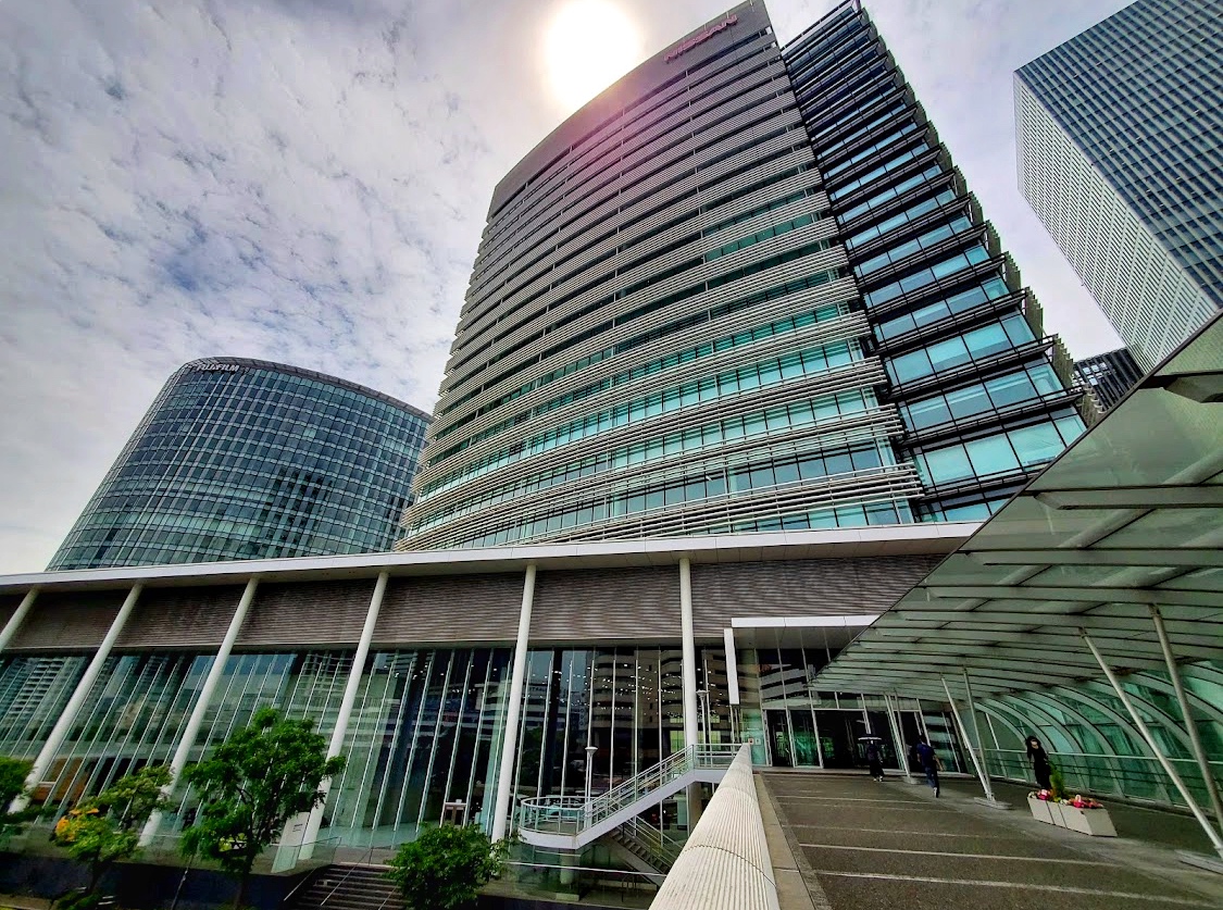 みなとみらいの日産グローバル本社に行ってみた。驚愕の最先端技術!日本経済を牽引する自動車メーカーの平均年収は!? 【Office snap!!】企業×写真。企業を写真・図で解説しているサイトです みなとみらいの日産グローバル本社に行ってみた。驚愕の最先端技術!日本経済を牽引する自動車メーカーの平均年収は!? 【Office snap!!】企業×写真。企業を写真・図で解説しているサイトです